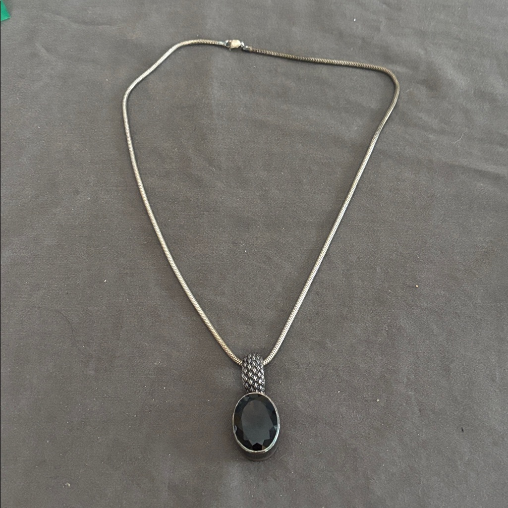 Silver Chain And Pendant With Set Stone 75$